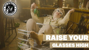 Oma liegt betrunken im Einkaufswagen - Artwork zum Musikvideo Raise Your Glasses High